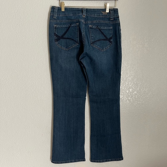 Lee - Picture 2 of 3